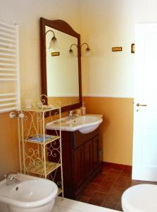 A bathroom at L'Antico Borgo Még 37 kép