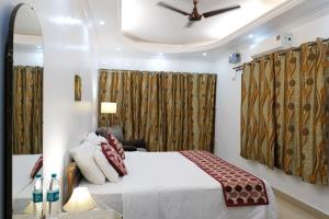 Кровать или кровати в номере SHANU'S SEASIDE INN - A Family-Run Guesthouse just 100 metres from Candolim Beach