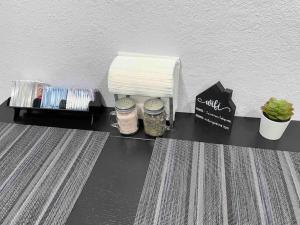 ein Tisch mit einem Regal mit einigen Gegenständen darauf in der Unterkunft The little Paris suite in Tampa