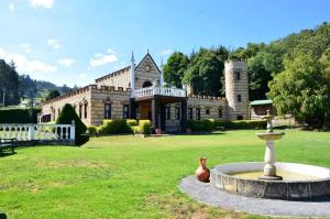 um edifício antigo com uma fonte no quintal em Castillo Casablanca em Guatavita