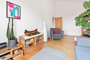 a living room with a couch and a chair at Stunning 2 Bedroom Apartment in Dalston in London