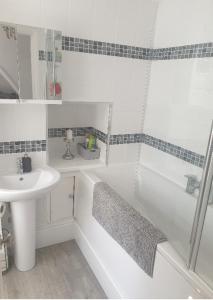 uma casa de banho branca com um lavatório e uma banheira e um lavatório em Modern Single room for rental in Colchester Town Centre! em Colchester