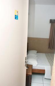 une porte ouverte avec un lit dans une chambre dans l'établissement Hotel Morada do Mar, à Guarujá