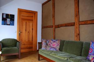 ein Wohnzimmer mit einer grünen Couch und einem Stuhl in der Unterkunft Apartment, Karft in Karft