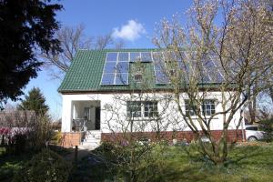 a house with solar panels on the roof at Gemütliche Ferienwohnung in Mallentin in Mallentin