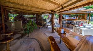 Un restaurante o sitio para comer en Barefoot Kuata