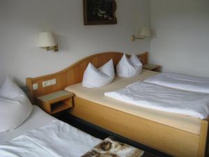 Postel nebo postele na pokoji v ubytování Alpenhotel Allgäu