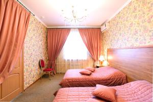 Habitación de hotel con 2 camas y ventana en Sovetskaya Hotel, en Lipetsk