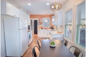 uma cozinha com uma mesa e cadeiras e um frigorífico em Dazzling 3 BR2 BA Home Near Downtown Tower Americas em San Antonio
