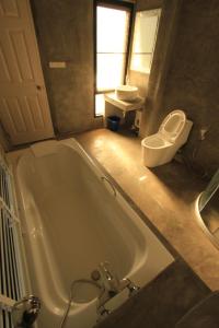 Un baño con bañera y WC. en G2 Boutique Hotel, en Chiang Mai 31 fotos más