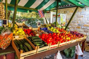 ノヴァリャにあるMobile Home in Novalja near Pebble Beachの市場の果物・野菜の表示 +32枚の写真