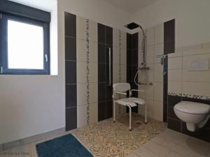Ein Badezimmer in der Unterkunft Gîte Rives-d'Andaine, 7 pièces, 14 personnes - FR-1-497-136
