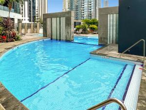 La alberca dentro o cerca de Level 30 Oracle Tower 2 Stunning views and free parking - GC Getaways