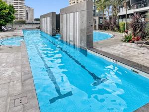 La alberca dentro o cerca de Level 30 Oracle Tower 2 Stunning views and free parking - GC Getaways