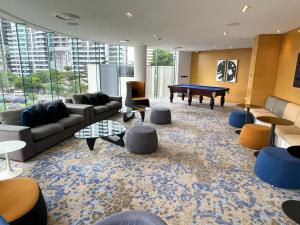 Un lugar para sentarse en Level 30 Oracle Tower 2 Stunning views and free parking - GC Getaways