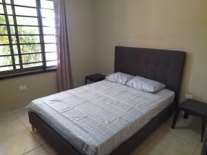 1 dormitorio con cama y ventana en Tu casa Menus de Boquete te espera en Alto Boquete