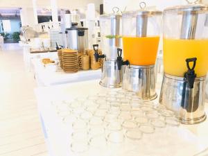 Příslušenství pro přípravu čaje a kávy v ubytování Sand Sea Beach Resort