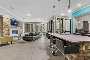 TV a/nebo společenská místnost v ubytování New! King Bed Trendy 1 BR Resort Style w/ Pool