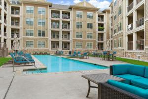 Bazén v ubytování New! King Bed Trendy 1 BR Resort Style w/ Pool nebo v jeho okolí