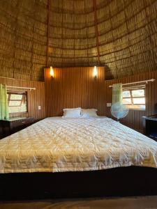 Tempat tidur dalam kamar di Đắk G'lung Bungalow