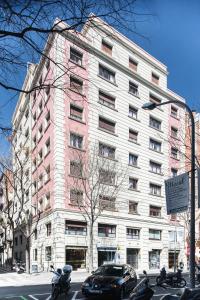 バルセロナにあるMercedes Heritage Apartmentsの白とピンクの建物