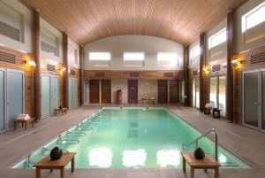 Bazén v ubytování Relais de Margaux - Hôtel, Golf & Spa nebo v jeho okolí
