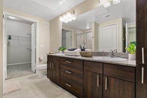 Koupelna v ubytování New! King Bed Trendy 1 BR Resort Style w/ Pool + 25 fotografií