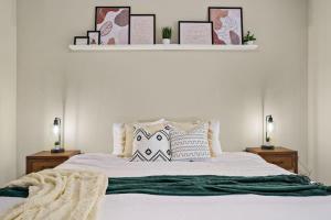 Postel nebo postele na pokoji v ubytování New! King Bed Trendy 1 BR Resort Style w/ Pool