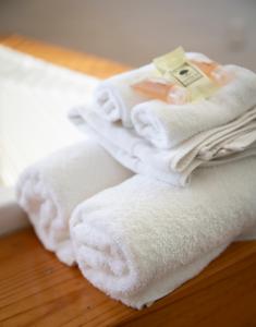 uma pilha de toalhas brancas sentadas em cima de uma mesa em Bremer Bay Resort em Bremer Bay