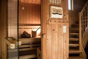 um quarto com uma cabina de madeira com uma escada em Holiday village Pr bichl Vordernberg em Vordernberg
