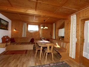 ein Esszimmer mit einem Tisch und einer Bank in der Unterkunft Apartment in Mayrhofen in the mountains in Mayrhofen