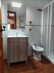 Un baño con lavabo e inodoro en La Rueda Apartamentos Rurales, en Chulilla 45 fotos más