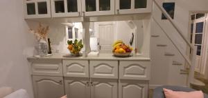 uma cozinha com uma tigela de fruta no balcão em Aria House em Spetses