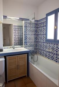uma casa de banho com uma banheira, um lavatório e um WC. em SUN TROPEZ - Coeur du Golfe de Saint-Tropez em Grimaud