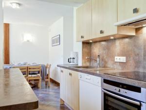 een keuken met een wastafel en een aanrecht bij Appartement La Tania, 3 pièces, 6 personnes - FR-1-513-37 in La Tania