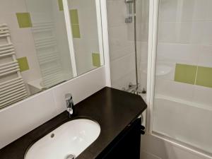 een badkamer met een wastafel en een douche bij Appartement La Tania, 3 pièces, 6 personnes - FR-1-513-37 in La Tania