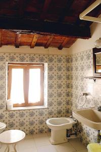 La salle de bains est pourvue de toilettes, d'un lavabo et d'une baignoire. dans l'établissement Holiday home Casale le Fontanelle, Monterado, à Monterado