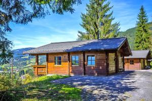 domek z bali w górach z podjazdem w obiekcie Chalets in Eben im Pongau w mieście Eben im Pongau