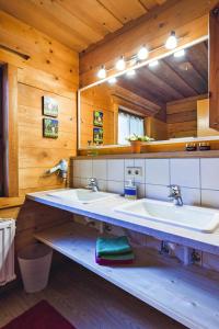 łazienka z 2 umywalkami i dużym lustrem w obiekcie Chalets in Eben im Pongau w mieście Eben im Pongau +16 zdjęć