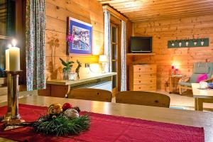 TV a/nebo společenská místnost v ubytování Chalet in Eben with Panoramic Mountain Views