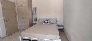 Postel nebo postele na pokoji v ubytování Kefalos City Apartment