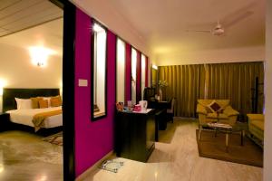 ein Hotelzimmer mit einem Bett und einem Wohnzimmer in der Unterkunft The Wall Street Beacon, Jaipur in Jaipur
