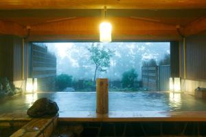 草津的住宿－Konoha，一座带大窗户的游泳池