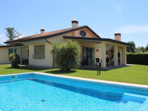 une villa avec une piscine en face d'une maison dans l'établissement holiday home, Camaiore, à Camaiore