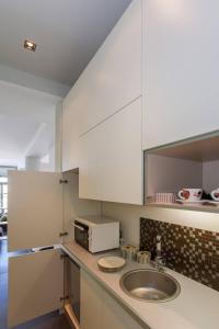 Kuhinja oz. manjša kuhinja v nastanitvi Faro Apartments