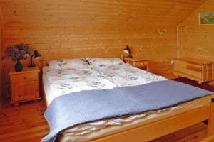 Posteľ alebo postele v izbe v ubytovaní Wooden House in Lubin near Lake Wicko