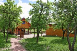 Vonkajšia záhrada v ubytovaní Wooden House in Lubin near Lake Wicko