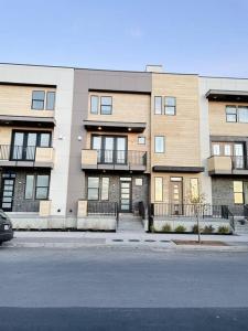 een groot appartementencomplex aan de straatkant bij 107 Downtown in Provo