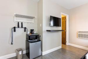 eine Küche mit einem Kühlschrank und einer Mikrowelle in der Unterkunft Hotel Aqua Mar in San Diego
