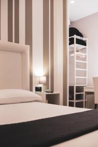 1 dormitorio con 1 cama y 1 litera en RESIDENZE CASSOLI B&B Luxury Spa, en Lamezia Terme